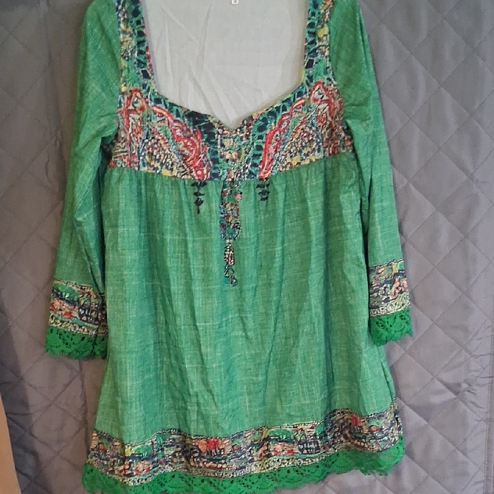 Elegant Green Women's Tunic with Intricate Patterns. Unbranded